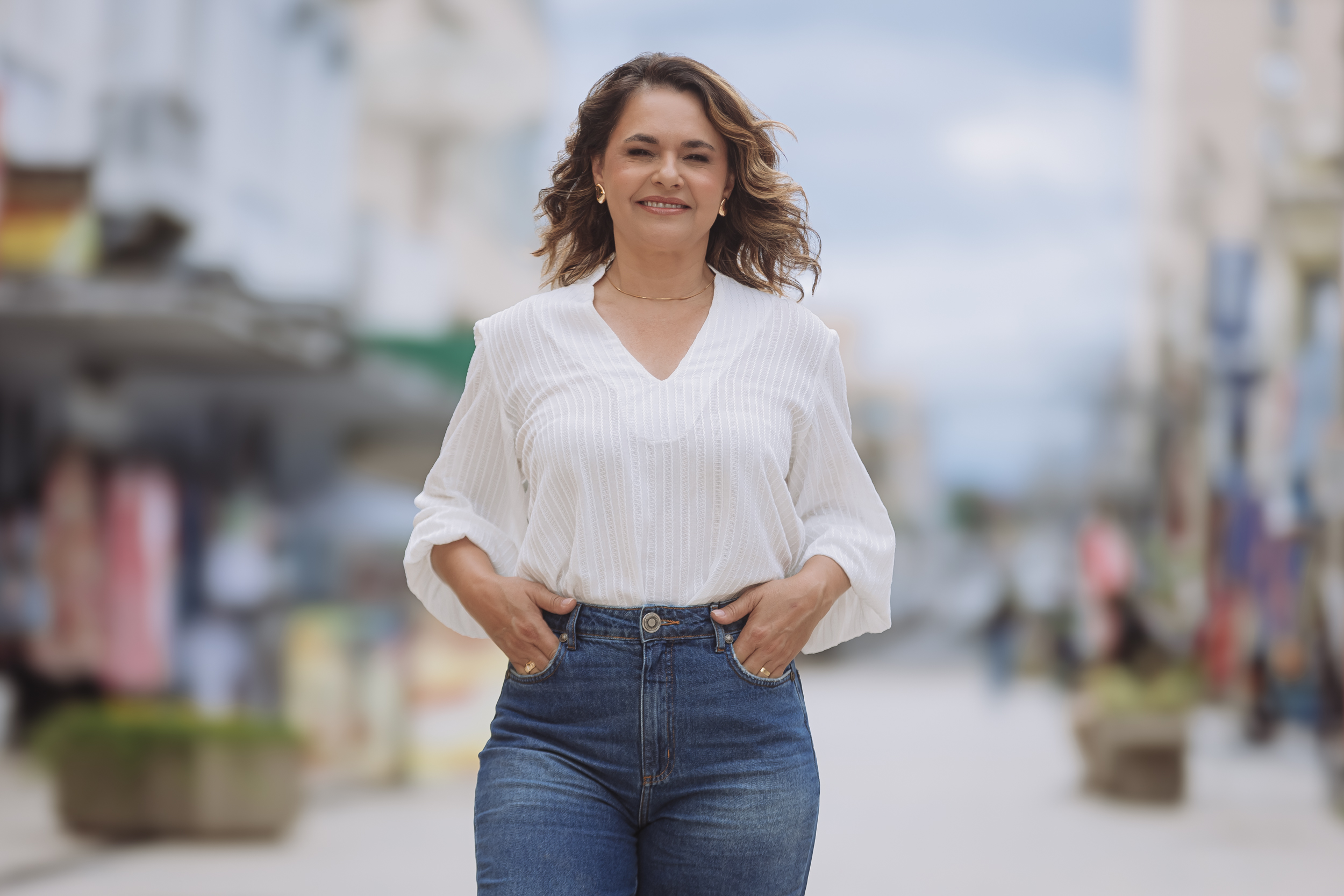 Fanny Melo caminhando pelo centro de Araxá, Minas Gerais