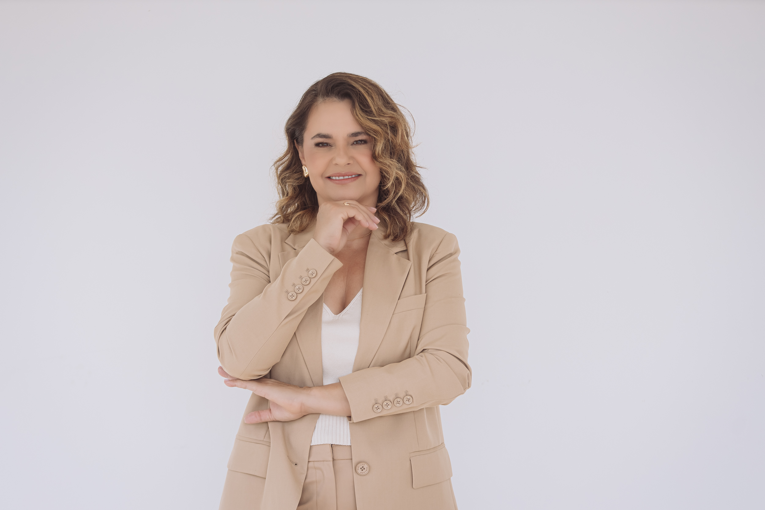 Fanny Melo com o Cristo de Araxá ao fundo